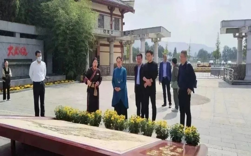 全國人大代表、中國民間商會副會長、全聯(lián)女企業(yè)家商會會長、天津榮程祥泰集團董事會主席張榮華到靈寶市考察傳統(tǒng)文化保護傳承