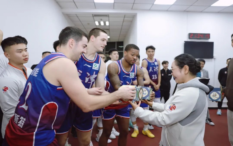 天津先行者兩連勝！張榮華主席給球員送上一份“特殊”禮物