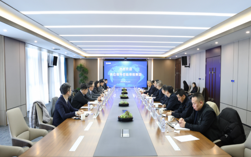 信德集團(tuán)業(yè)務(wù)發(fā)展部總監(jiān)袁偉強(qiáng)、榮華控股企業(yè)集團(tuán)執(zhí)行總裁郝曉嬋一行到榮程集團(tuán)參觀座談