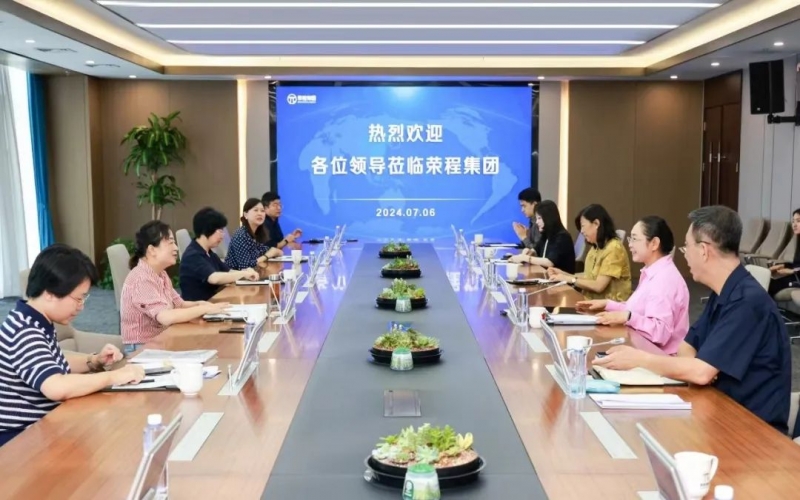 張榮華主席與銅仁市政協(xié)副主席、市工商聯(lián)主席劉鴻麗座談交流