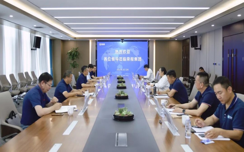 張榮華主席與北奔重型汽車集團黨委書記、董事長何清一行座談交流