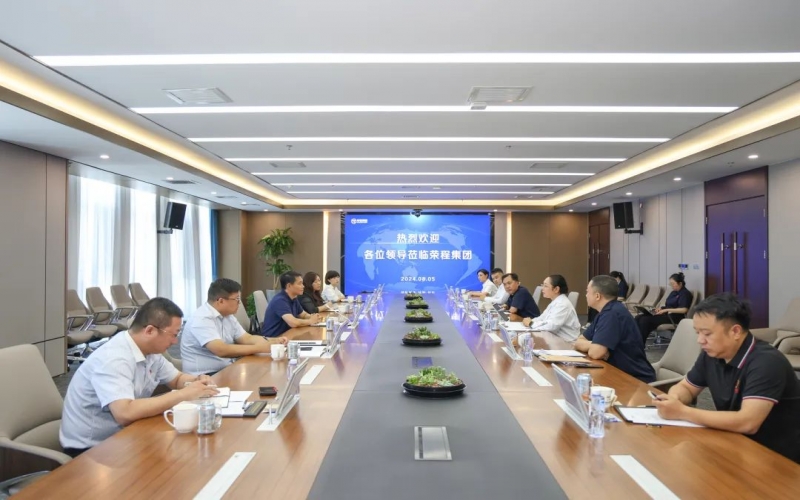 榮程集團董事會主席張榮華與太平洋產(chǎn)險天津分公司黨委書記、總經(jīng)理成軍座談交流