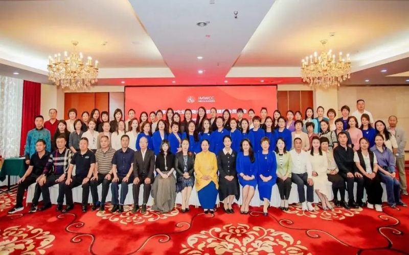 全聯(lián)女企業(yè)家商會(huì)會(huì)長(zhǎng)、榮程集團(tuán)董事會(huì)主席張榮華出席內(nèi)蒙古女企業(yè)家商會(huì)第四屆理事會(huì)員大會(huì)