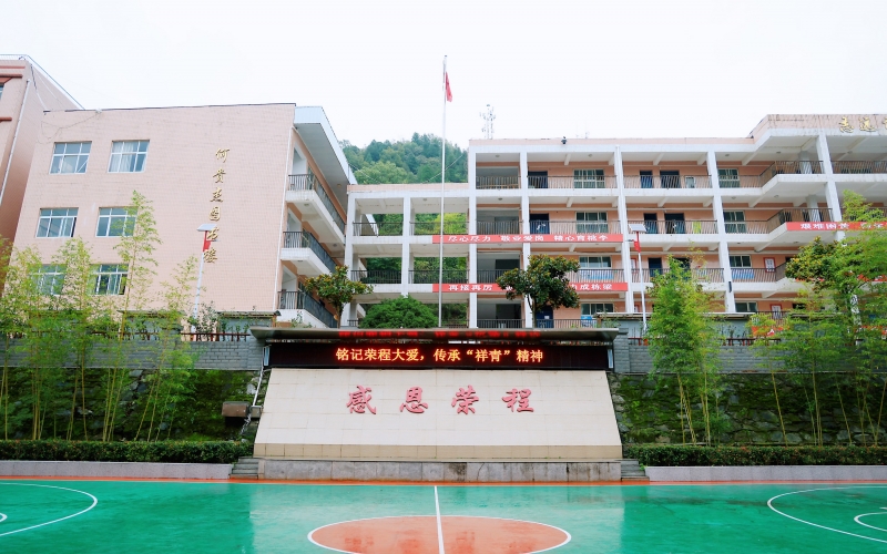 十七年深情伴成長，十五載回訪續(xù)華章 —— 榮程集團董事會主席張榮華一行回訪略陽榮程中學